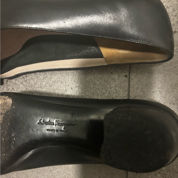 Ferragamo Women’s Vara Pump, black, size 8.5 - Picture 3 of 4